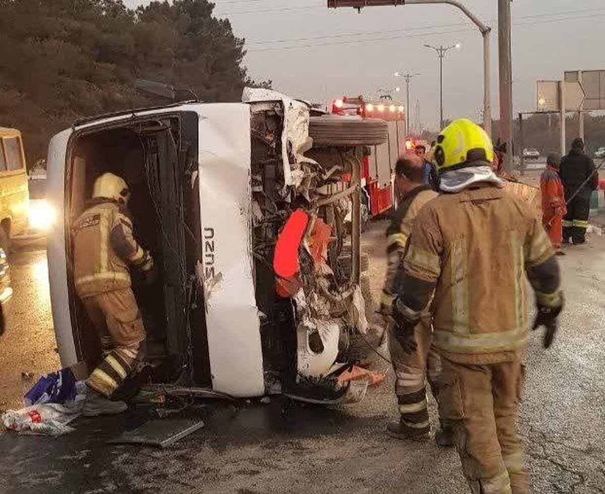 واژگونی مینی‌بوس در بزرگراه هاشمی