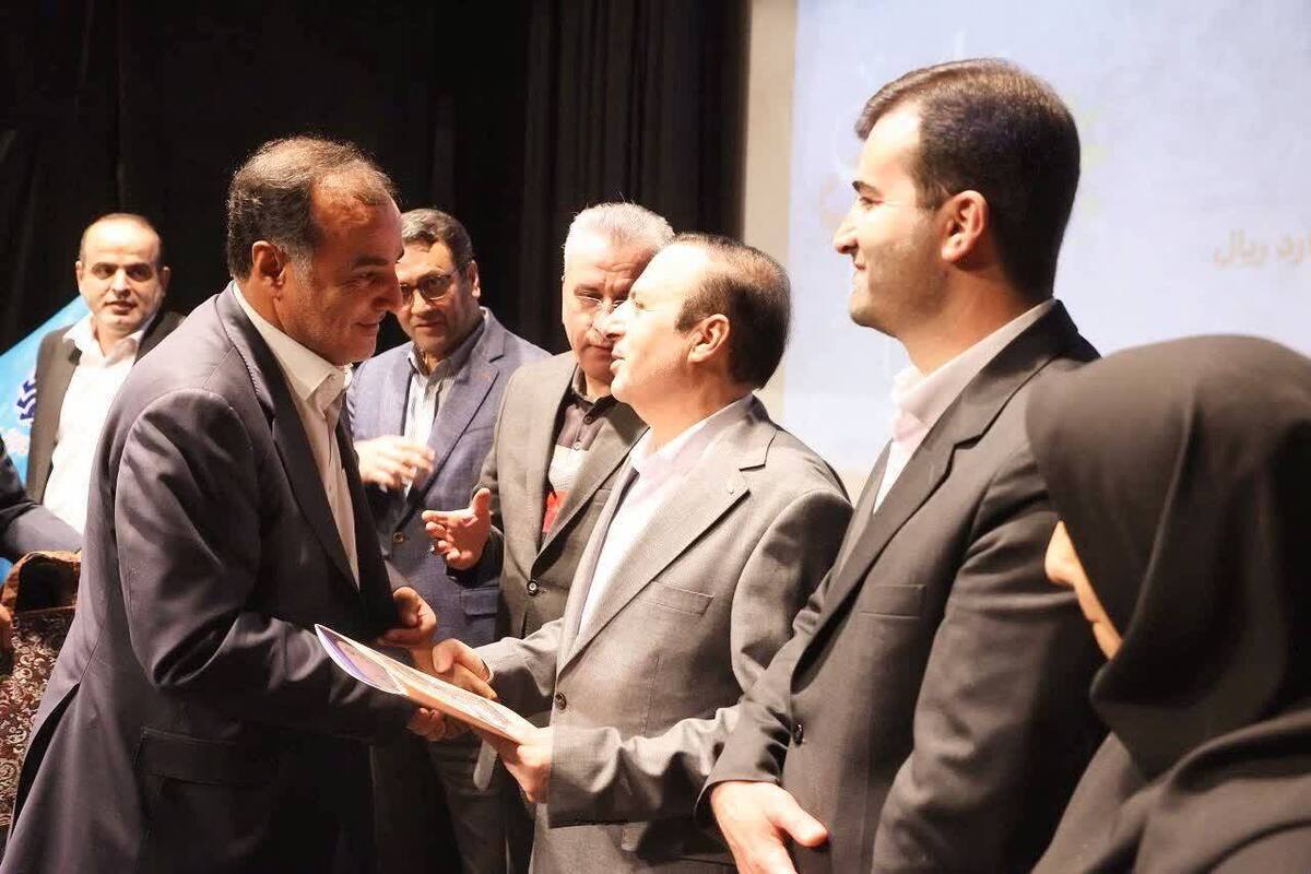 تجلیل استاندار قزوین از شهردار محمدیه به عنوان شهردار منتخب استان در حمایت از کتابخانه‌ها و ترویج فرهنگ مطالعه