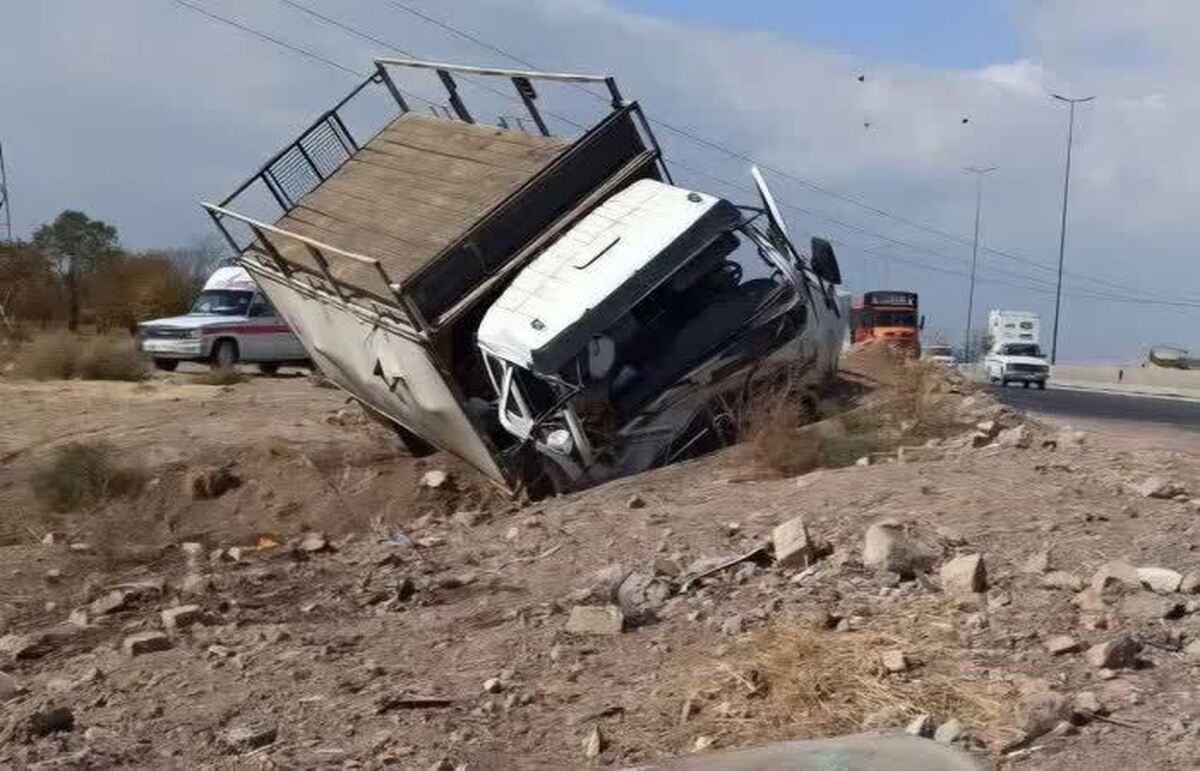 بی احتیاطی در اتوبان قزوین به زنجان حادثه آفرید و جان راننده کامیون را گرفت