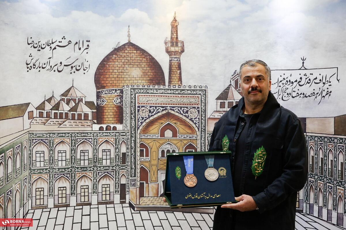 اهدای مدال‌های محمد قان بیلی به موزه آستان قدس رضوی + عکس