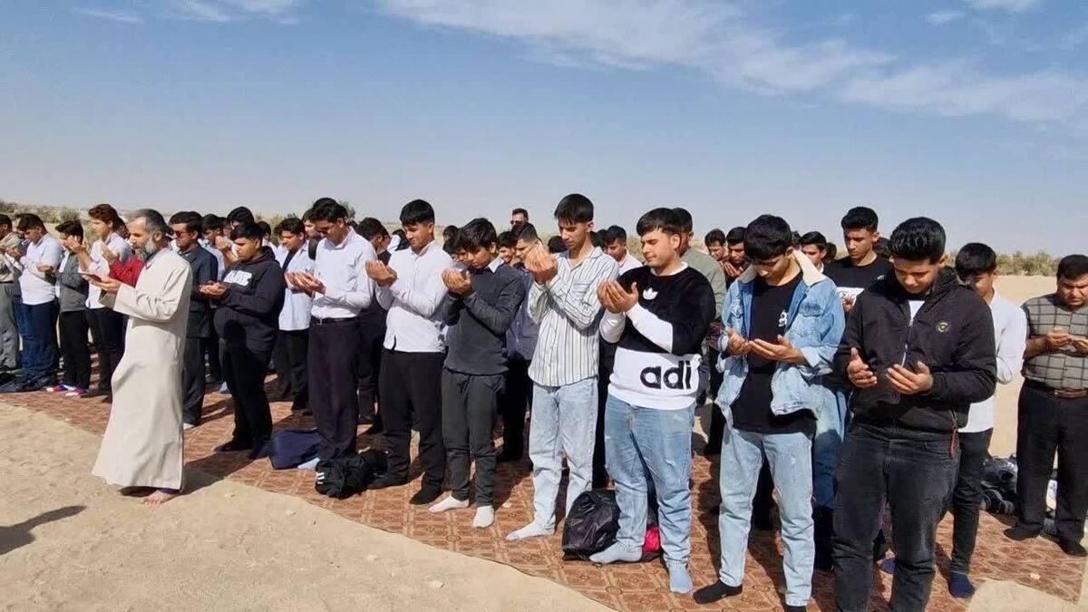 اقامه نماز باران دانش‌آموزی در زارچ