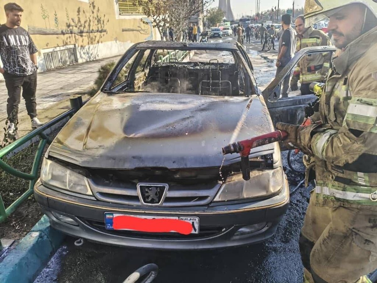 حریق خودرو پرشیا پارک شده در میدان آزادی/ این حادثه مورد مصدومیت و تلفات جانی نداشت