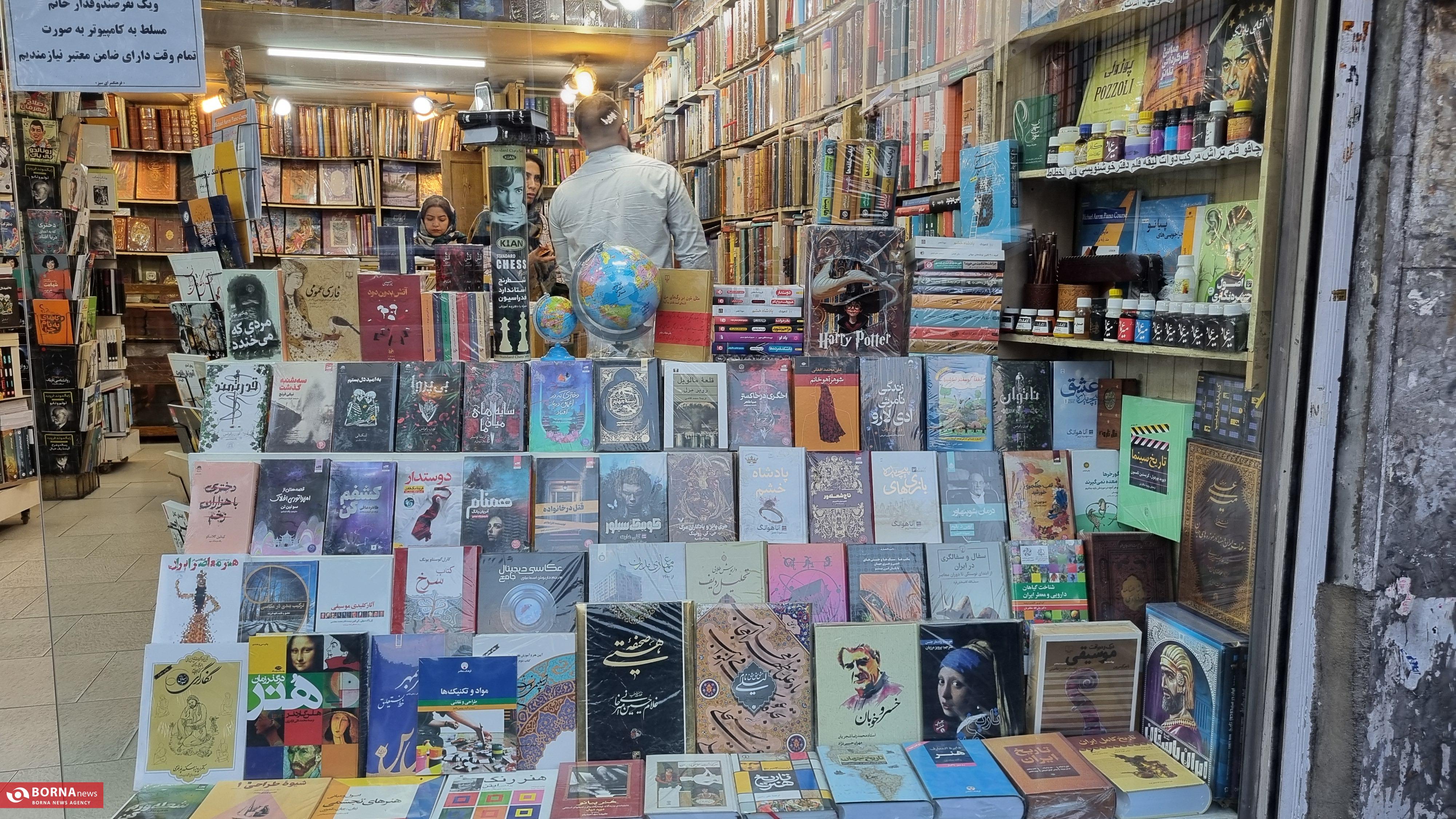 میان ویترین‌ها و بادِ سرد آبان؛ روایتی میدانی از خیابان انقلاب در هفته کتاب