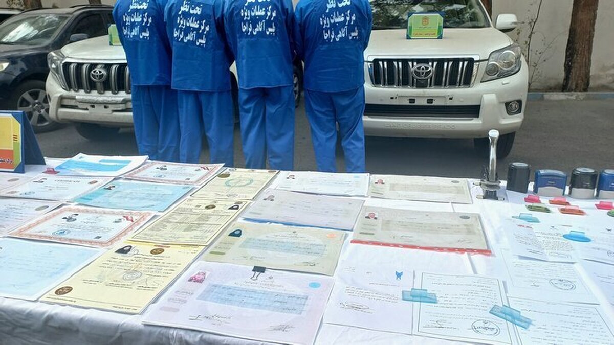 کشف ۱۶۰ گواهینامه بین المللی جعلی/ ضربه کاری پلیس آگاهی به باند حرفه‌ای مدارک بین المللی جعلی