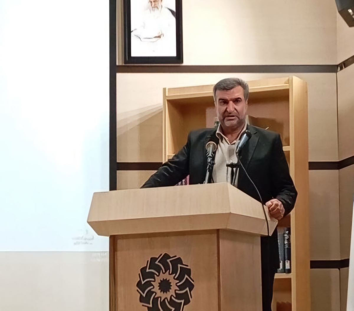 کتابخوانی موجب افزایش دانش عمومی می‌شود