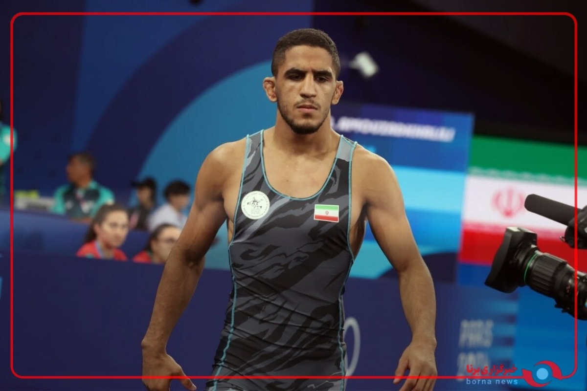 گرم کردن رحمان عموزاد پیش از اولین دیدار تیم ملی کشتی آزاد ایران در بازی های کشورهای اسلامی