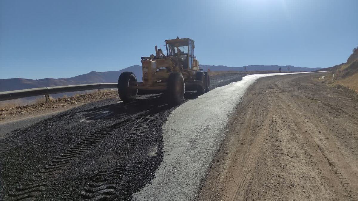 اصلاح فرونشست محور کریم‌آباد – دشتک با اجرای ۲۵ تن آسفالت گرم