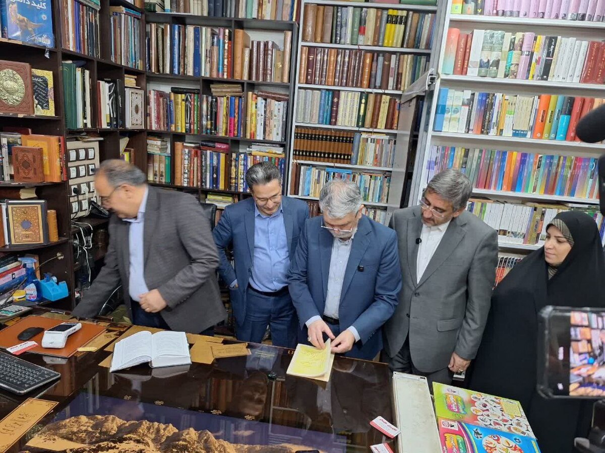بازدید وزیر فرهنگ و ارشاد از کتابفروشی خایدالو خرم آباد