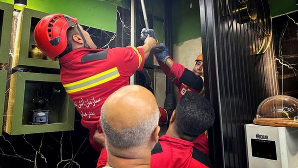 رهاسازی پای شهروند گرفتار در بالابر کافه توسط آتش‌نشانان بندرعباس