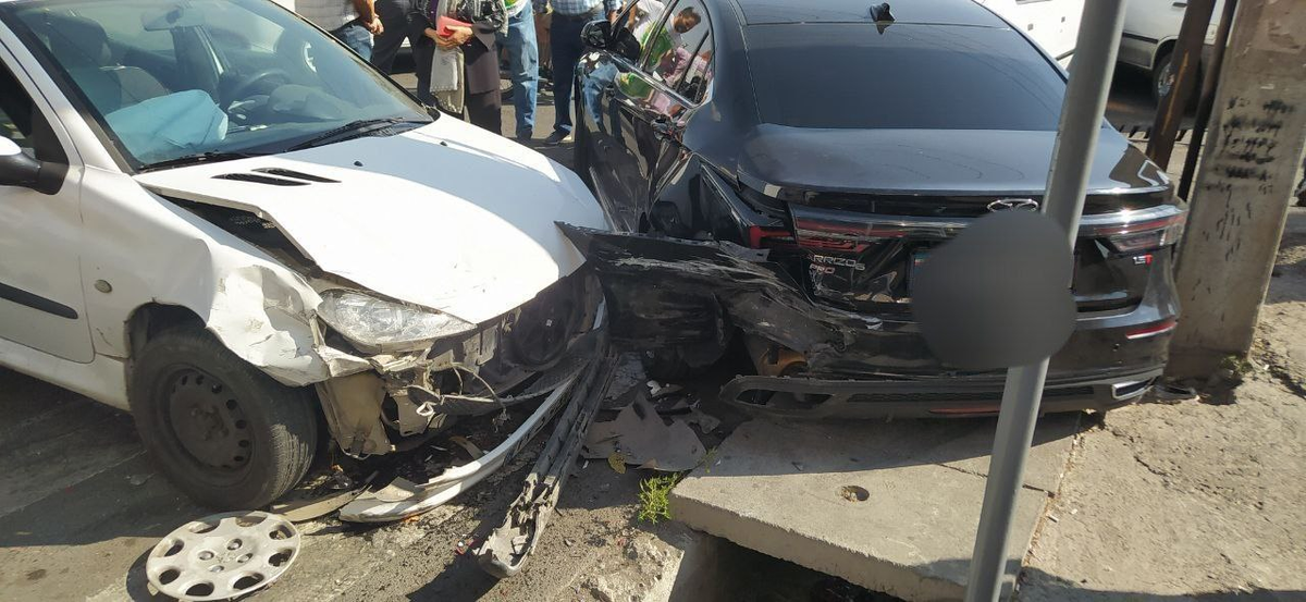 برخورد خاور با ۱۵ خودرو در بلوار سیمون بولیوار تهران