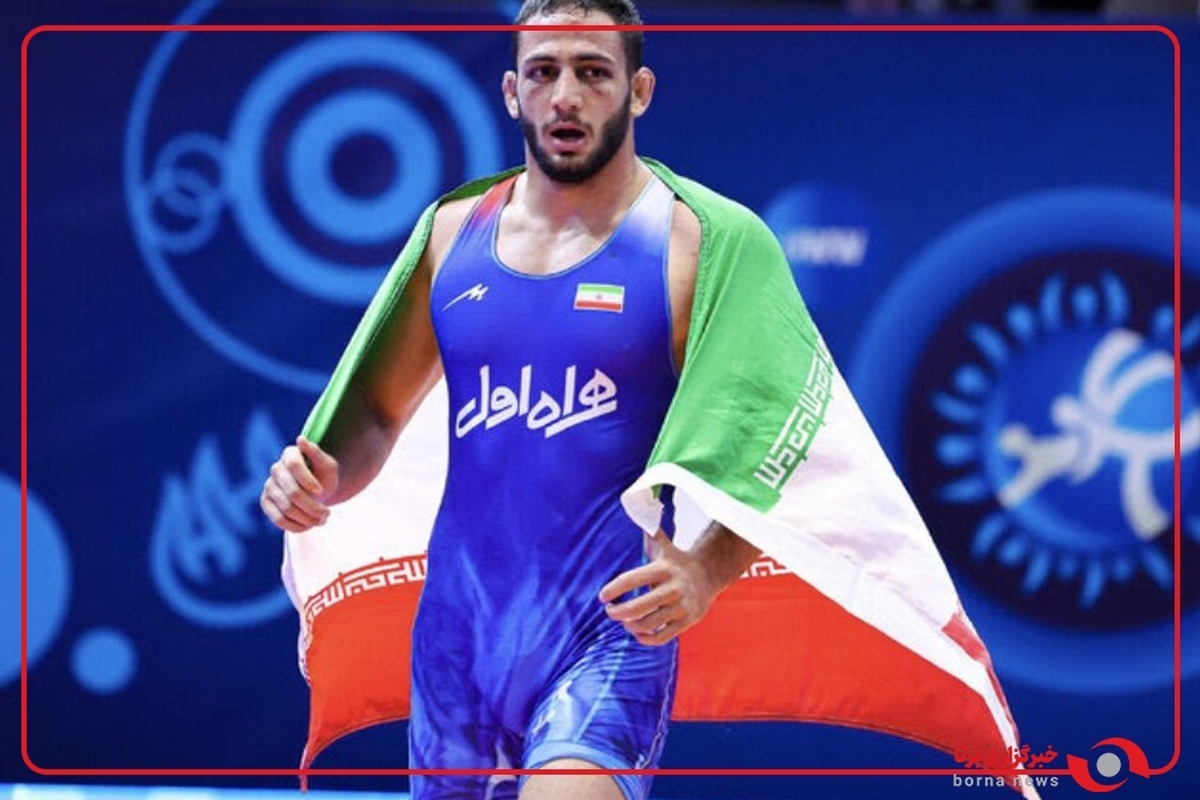 دور افتخار امیرعلی آذرپیرا پس از کسب مدال طلای کشتی آزاد بازی‌های کشورهای اسلامی