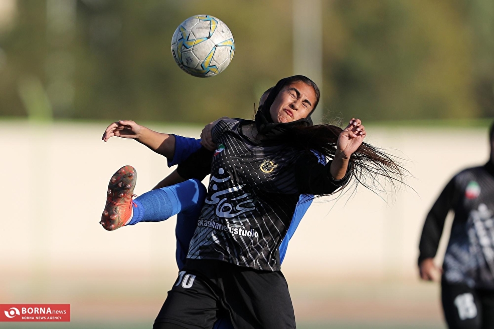 دیدار تیم‌های فوتبال بانوان شهباز فراز صفه - استقلال