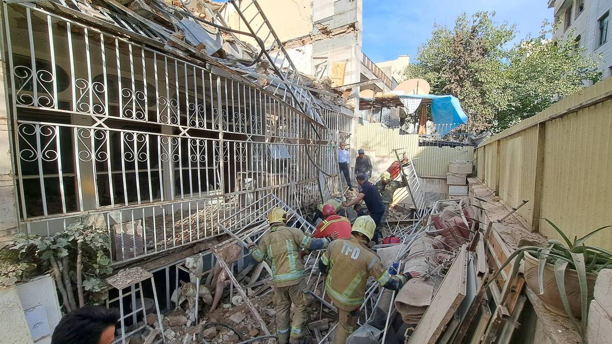 آوارشدن ساختمان قدیمی خیابان جمهوری جان یک نفر را گرفت + فیلم