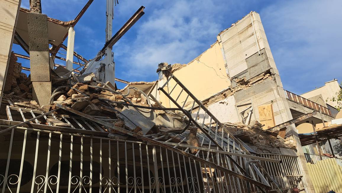 آوارشدن ساختمان قدیمی خیابان جمهوری جان یک نفر را گرفت + فیلم