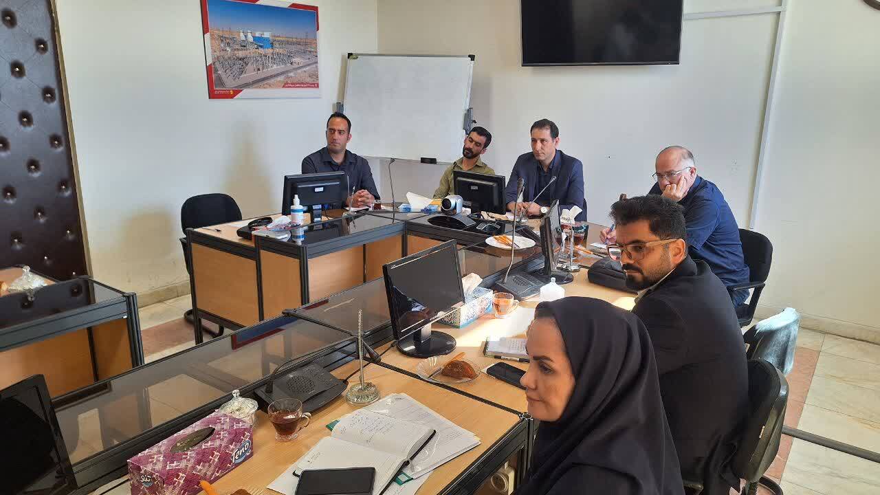 تجمیع زمینها و ساخت نیروگاههای 100 مگاواتی خورشیدی در اولویت قرار گیرد