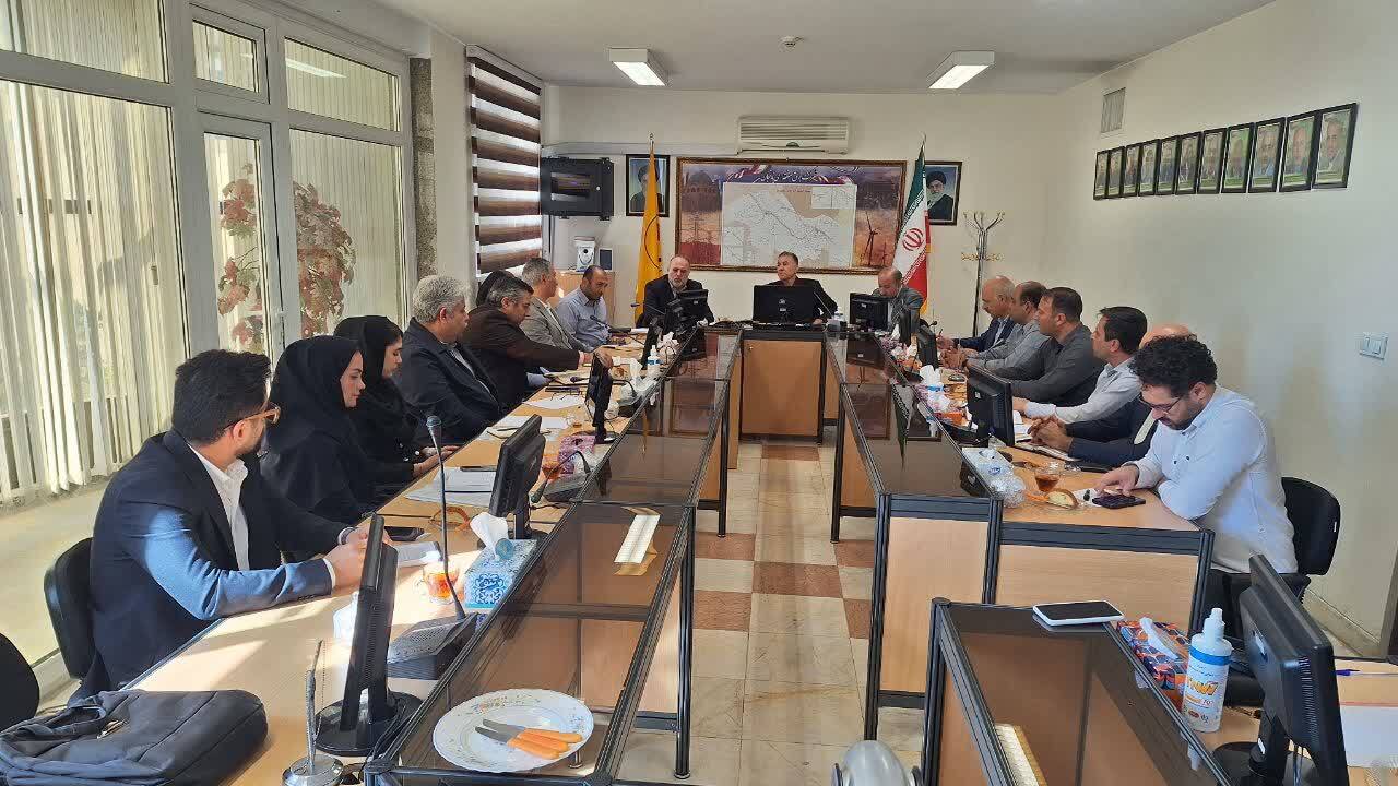 تجمیع زمینها و ساخت نیروگاههای 100 مگاواتی خورشیدی در اولویت قرار گیرد