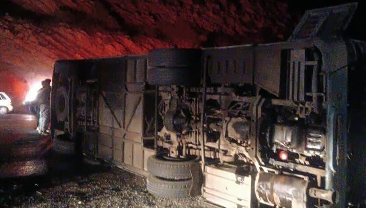 واژگونی اتوبوس با ۱۸ مصدوم و یک جان‌باخته + فیلم