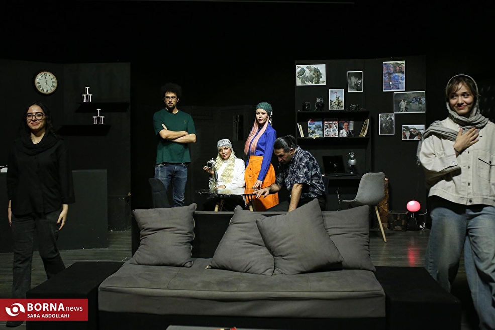 نمایش "لحظه درنگ می‌کند"