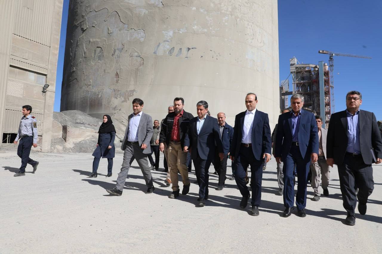 کلنگ‌زنی نیروگاه خورشیدی ۵ مگاواتی کارخانه سیمان آرتا اردبیل