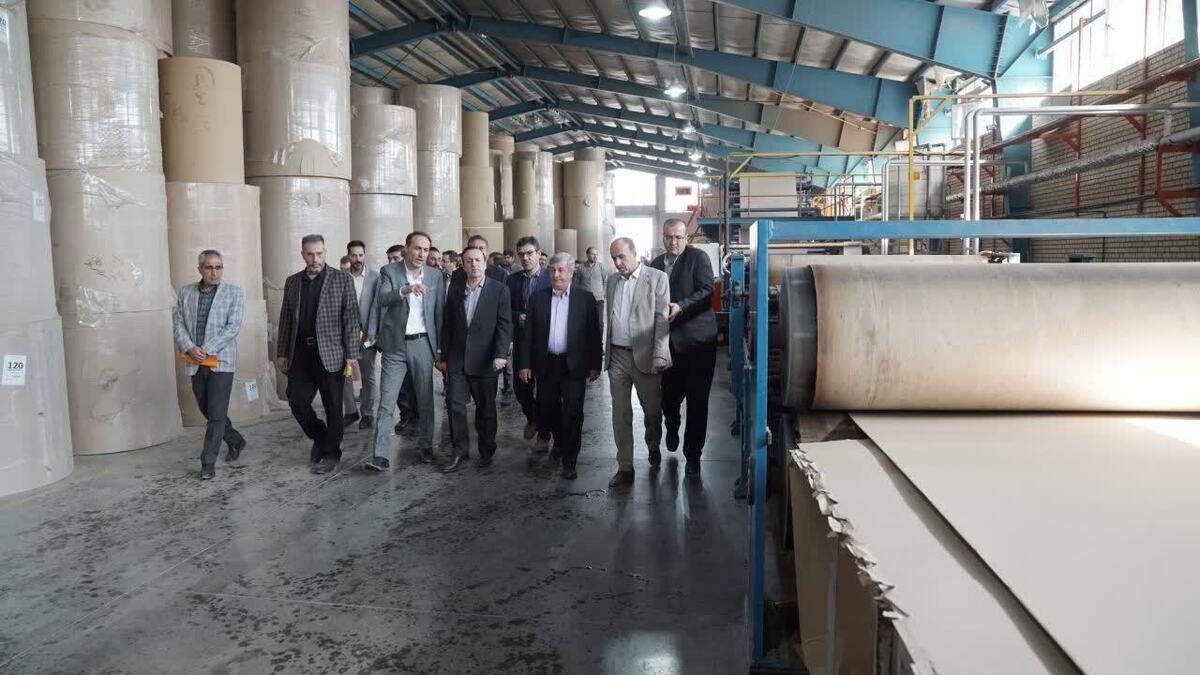 بازدید استاندار قزوین از شرکت ورق کارتن نفیس قزوین در شهرستان تاکستان 