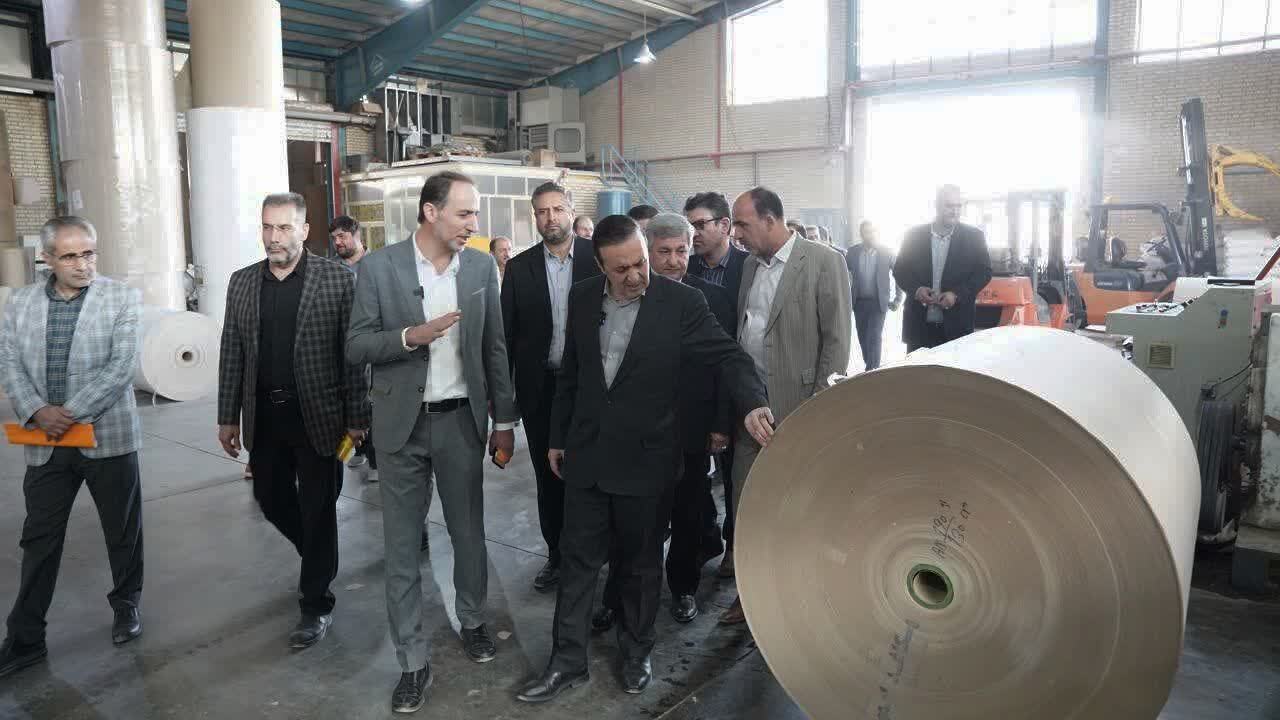 بازدید استاندار قزوین از شرکت ورق کارتن نفیس قزوین در شهرستان تاکستان 