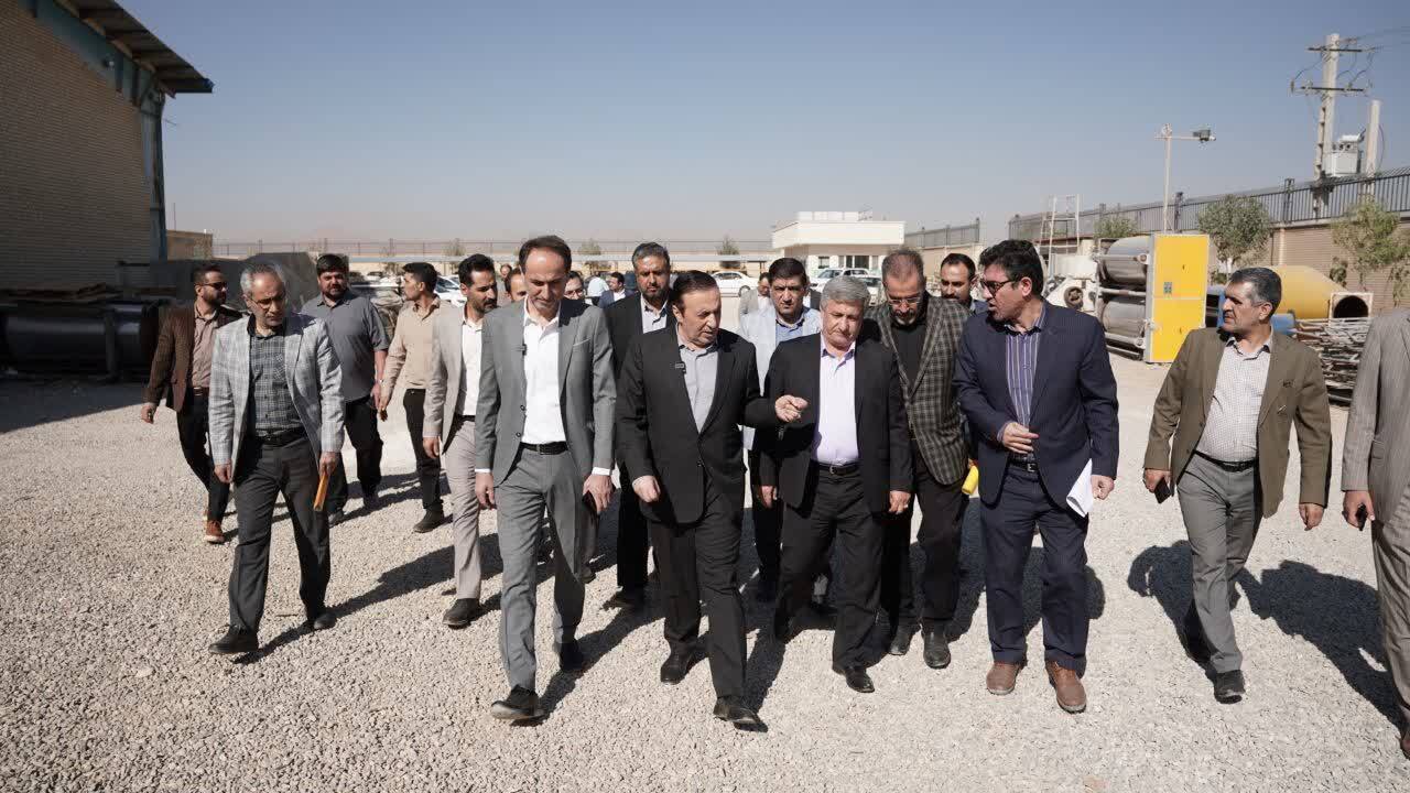 بازدید استاندار قزوین از شرکت ورق کارتن نفیس قزوین در شهرستان تاکستان 