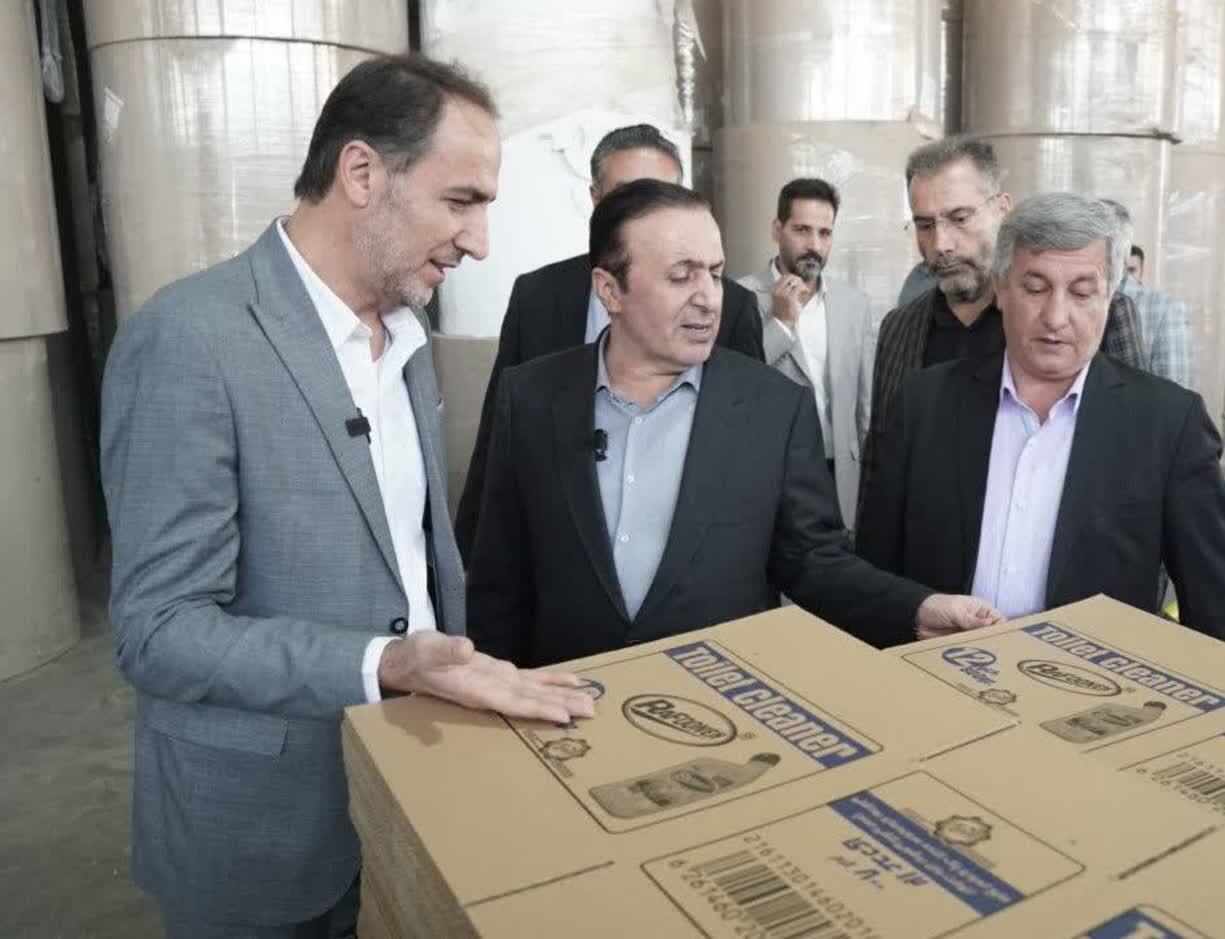 بازدید استاندار قزوین از شرکت ورق کارتن نفیس قزوین در شهرستان تاکستان 
