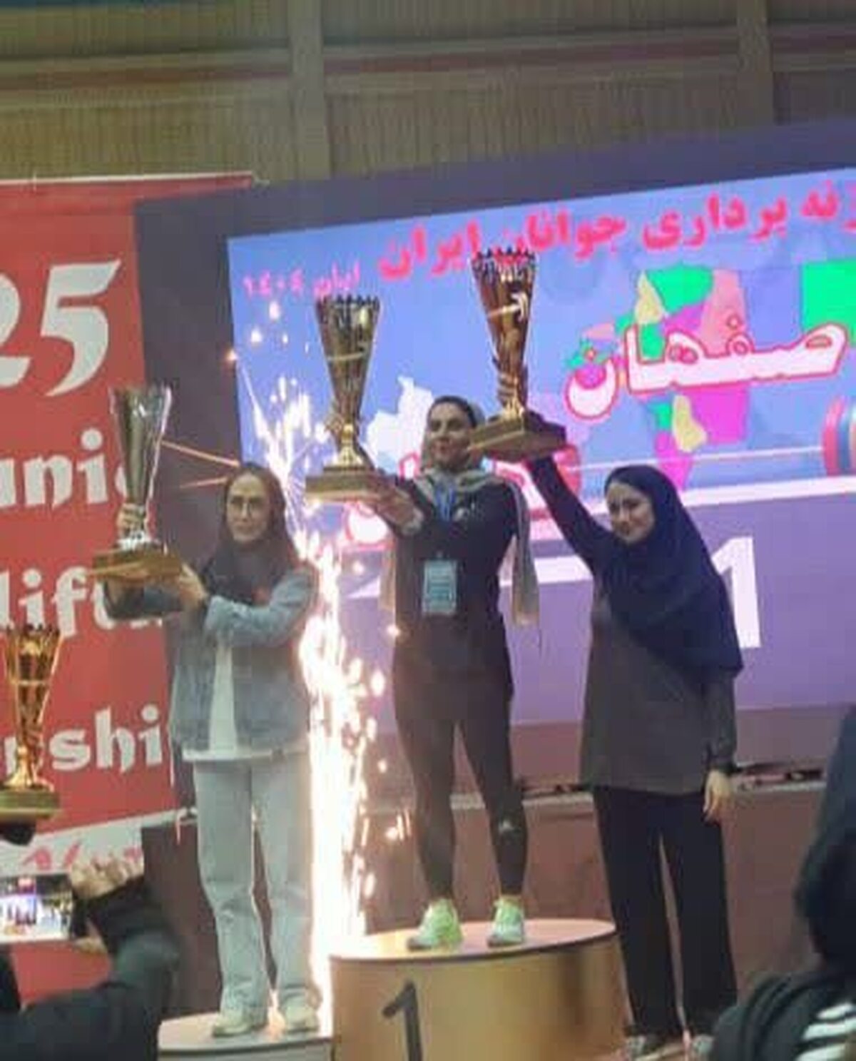 دختران اصفهان طلایی وزنه زدند