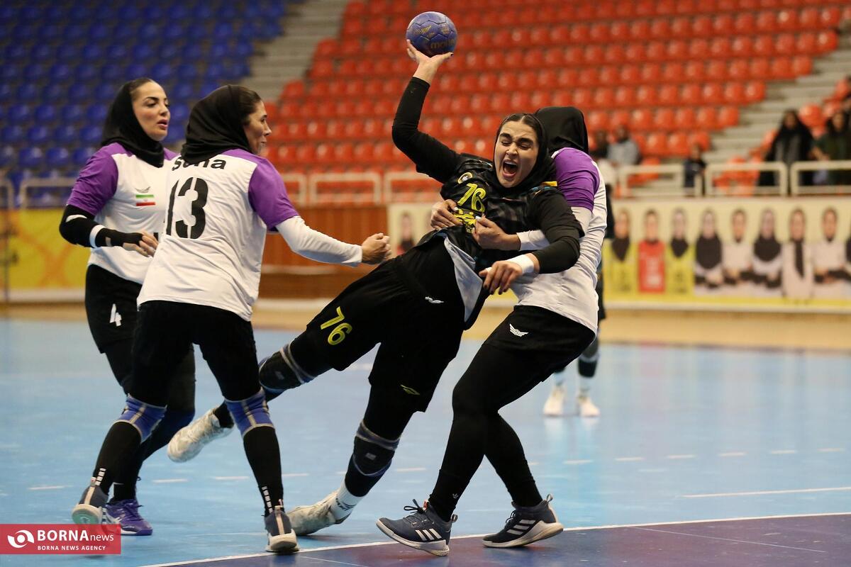 دیدار تیم‌های هندبال دختران سپاهان - نفت و گاز گچساران