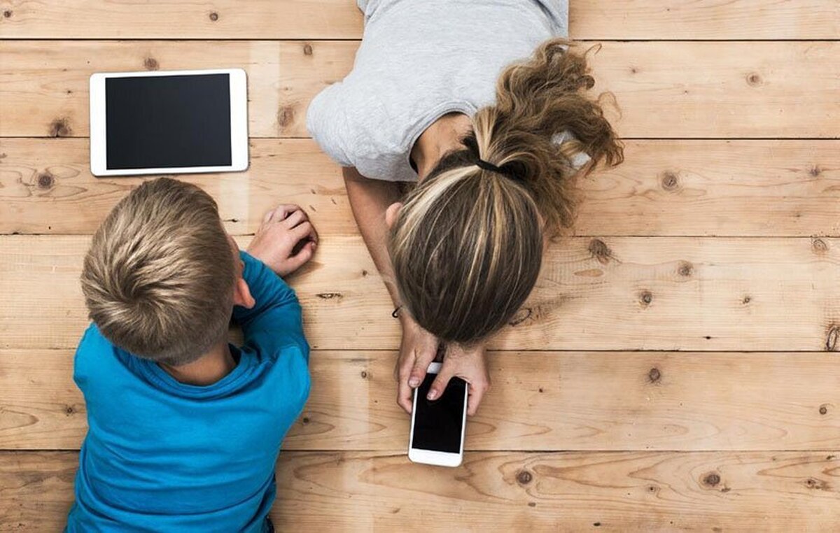 خطرات پنهان استفاده از گوشی هوشمند در کودکان زیر ۱۲ سال