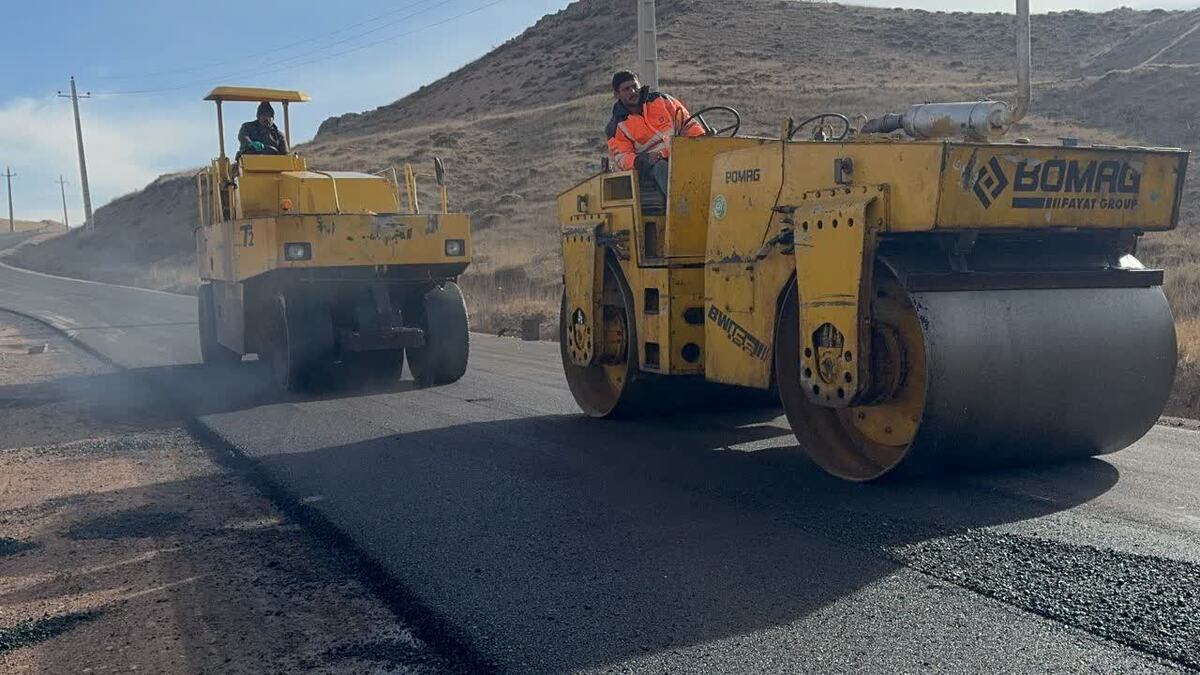 آسفالت راه روستایی خرزان آغاز شد 