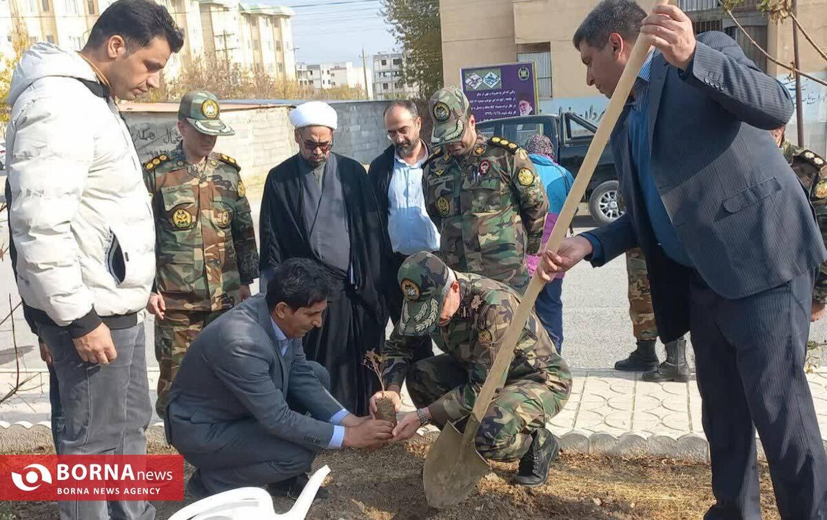 غرس نهال به یاد شهدای جنگ تحمیلی ۱۲ روزه در کوی سازمانی ارتش کرمانشاه