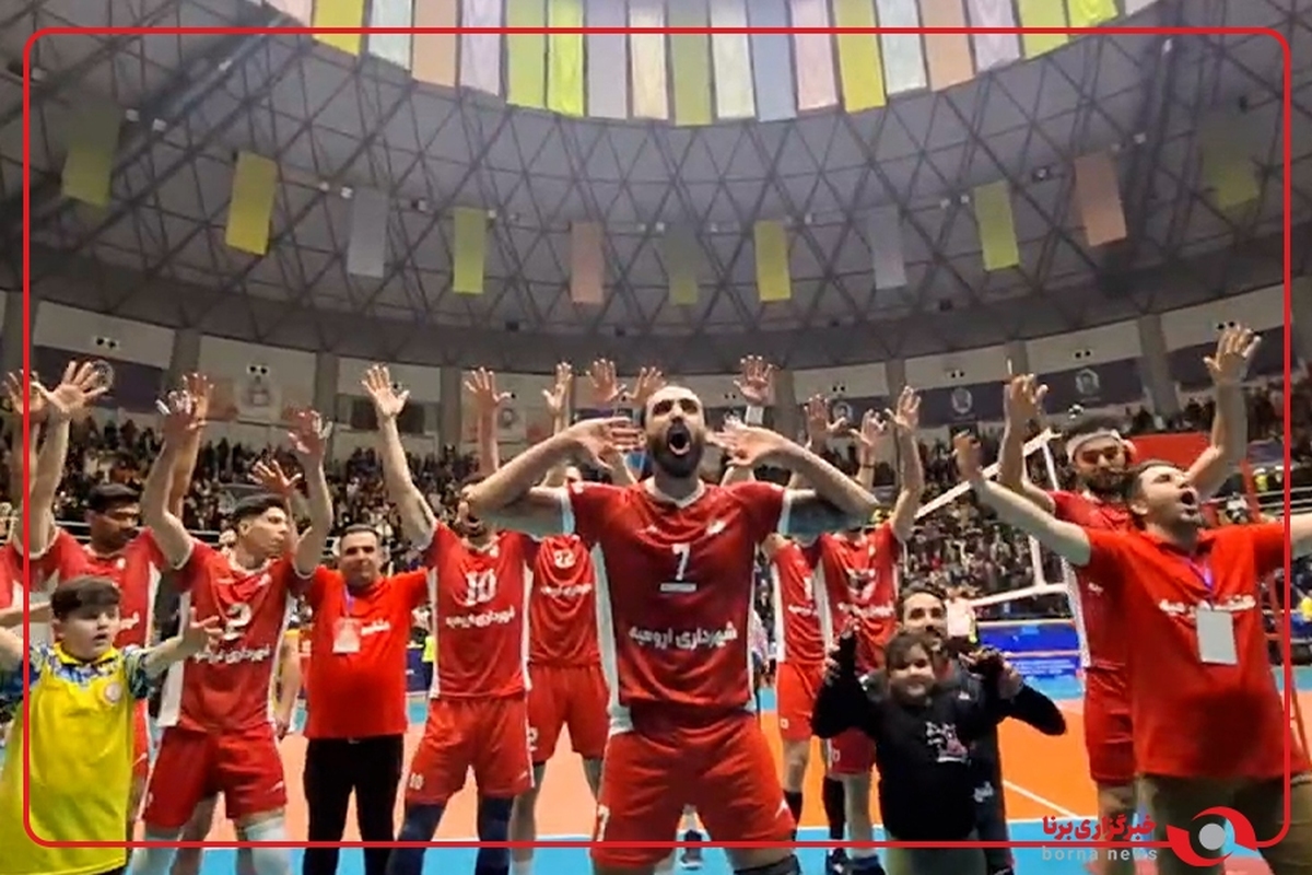 جشن هواداران و بازیکنان شهرداری ارومیه پس از پیروزی 3-1 برابر مس در هفته سوم لیگ والیبال