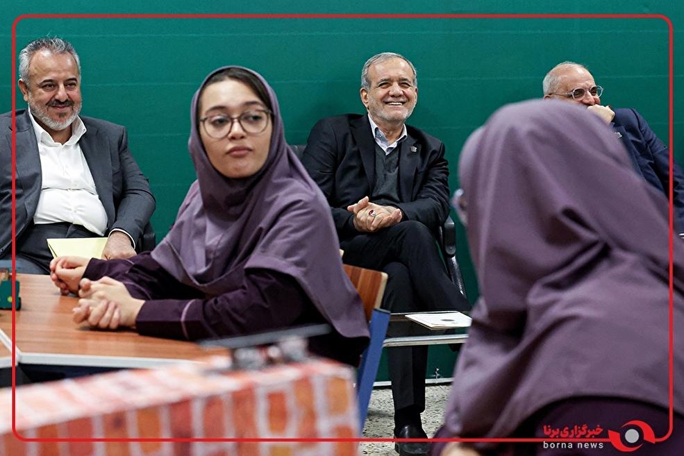 آغاز فعالیت آزمایشی کلاس‌های هوشمند با حضور رئیس‌جمهور در دبیرستان دخترانه امام حسن مجتبی(ع) منطقه نظام‌آباد تهران