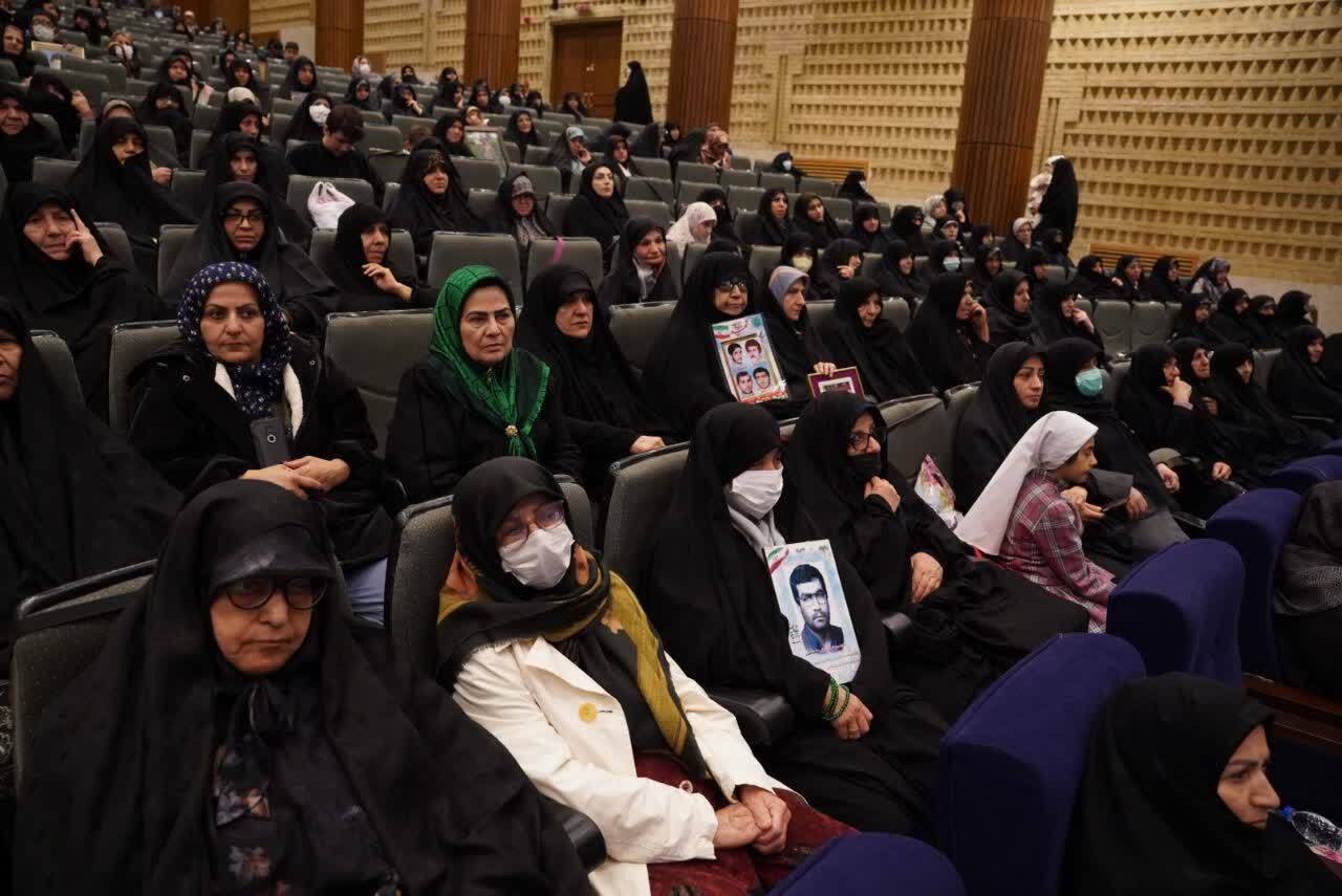 خانواده‌های شهدا تاج افتخار ملت هستند 