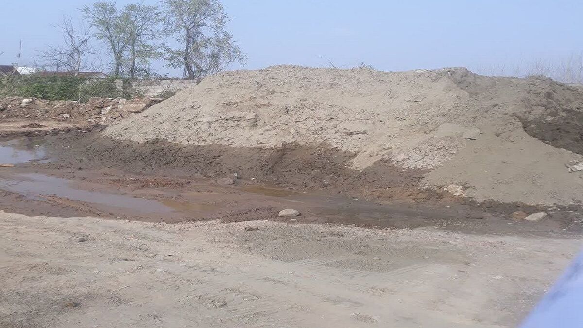 کشف دپوی بیش از ۲۰۰ تن ماسه دریایی فاقد مجوز در رشت