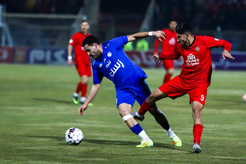 دیدار تیم های فوتبال تراکتور - استقلال خوزستان