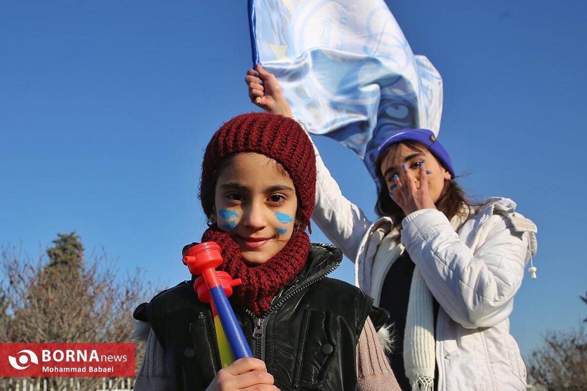 حواشی دربی ۱۰۶/ بازار کری‌خوانی داغ است!/ سنگ‌پرانی‌ها کار را خراب کرد