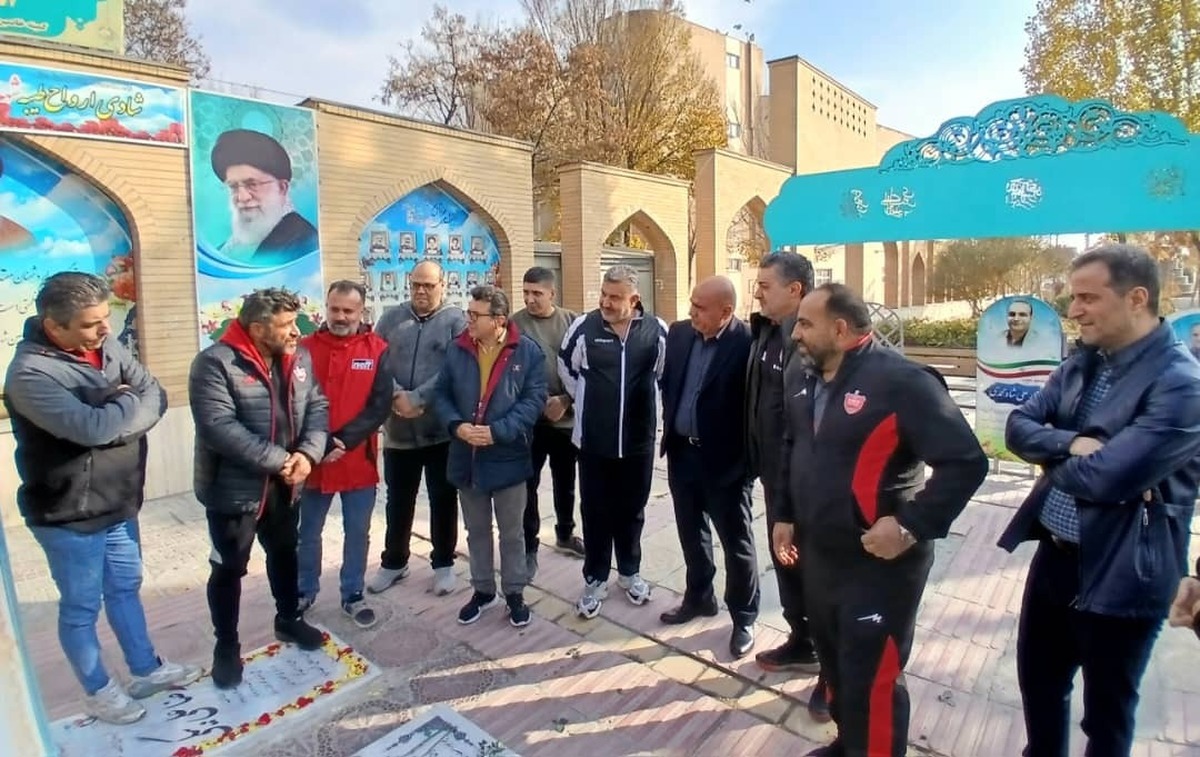 ادای احترام مسئولان سازمان لیگ، مسئولان فرهنگی و کانون‌های هواداران پرسپولیس و استقلال به مزار سردار شهید جنگ ۱۲ روزه
