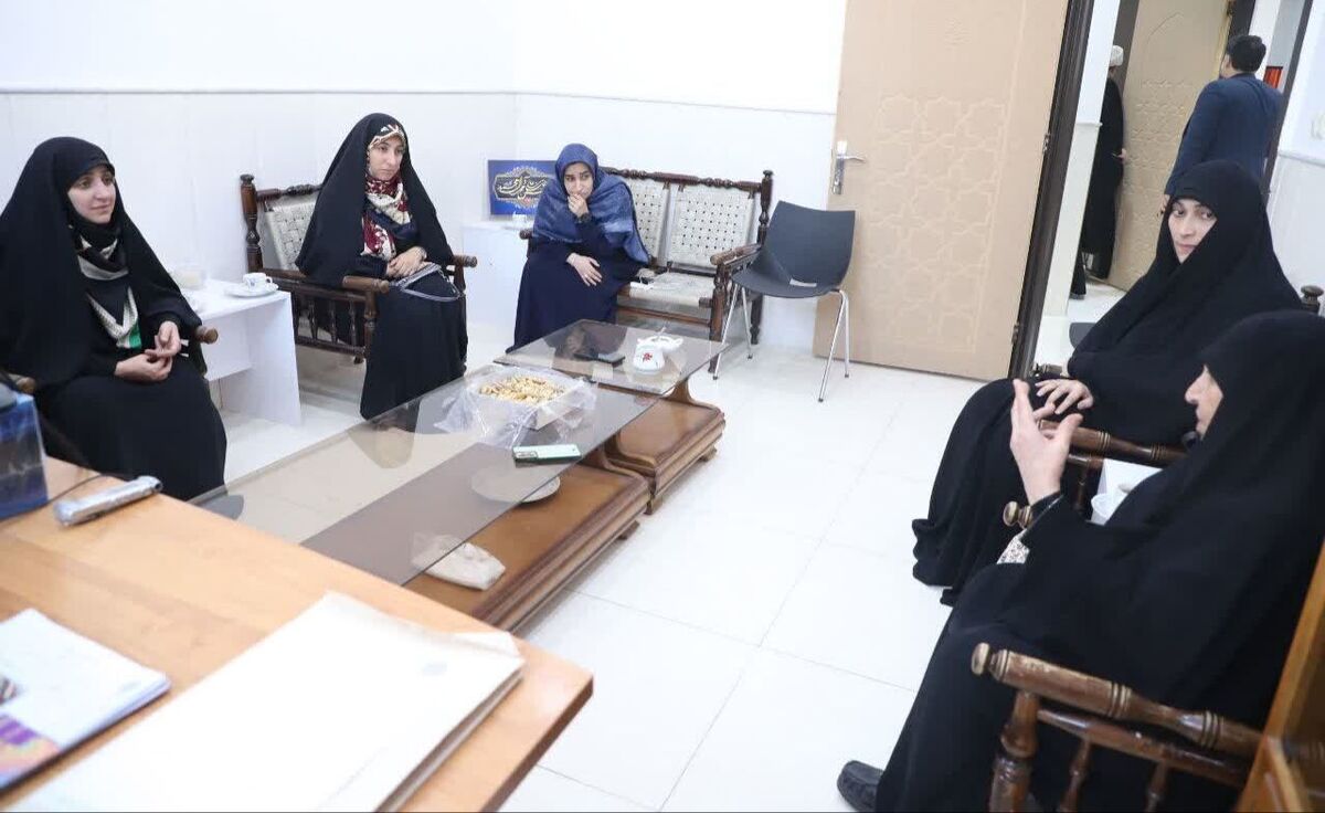 بهروزآذر از بانوی مجتهده زهره صفاتی تجلیل کرد