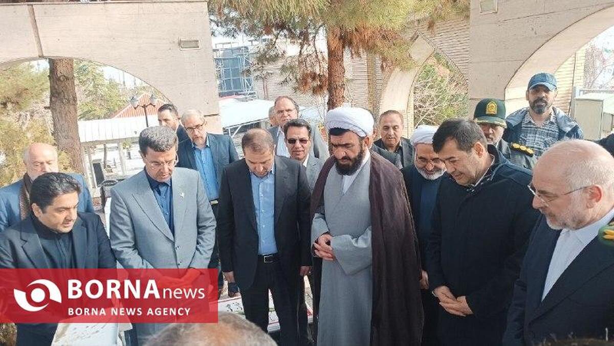 حضور رئیس مجلس و وزیر ورزش در گلزار شهدای طرقبه + عکس