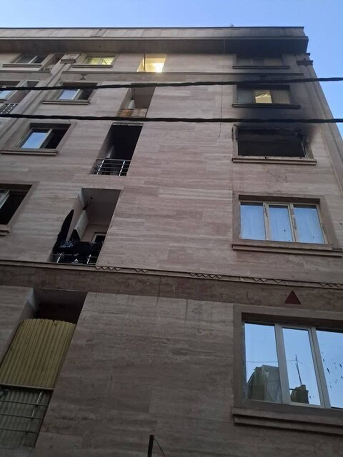 نجات ۱۵ ساکن از آتش‌سوزی شدید در ساختمان مسکونی نعمت‌آباد