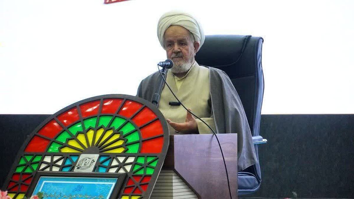 اقامه نماز باید در قانون اساسی و سیاست‌های شورای عالی انقلاب فرهنگی  پیش بینی شود