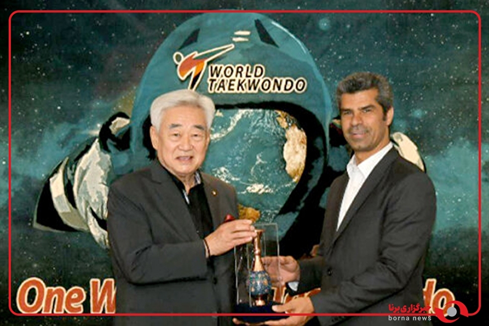 رئیس فدراسیون جهانی تکواندو جام قهرمانی رقابت های زیر ۲۱ سال قهرمانی جهان را به هادی ساعی اهدا کرد