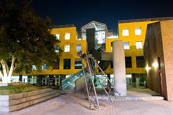 از ساختمان دوربین‌های دوچشمی تا سالن کنسرت والت دیزنی، فرانک گری مرز‌های معماری را شکست