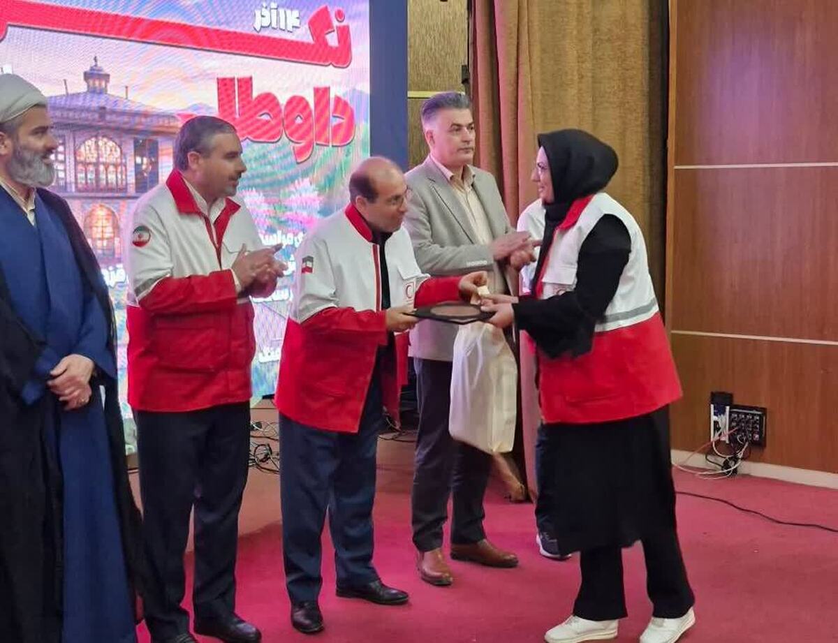 تجلیل از داوطلبان هلال‌احمر قزوین در روز جهانی داوطلب