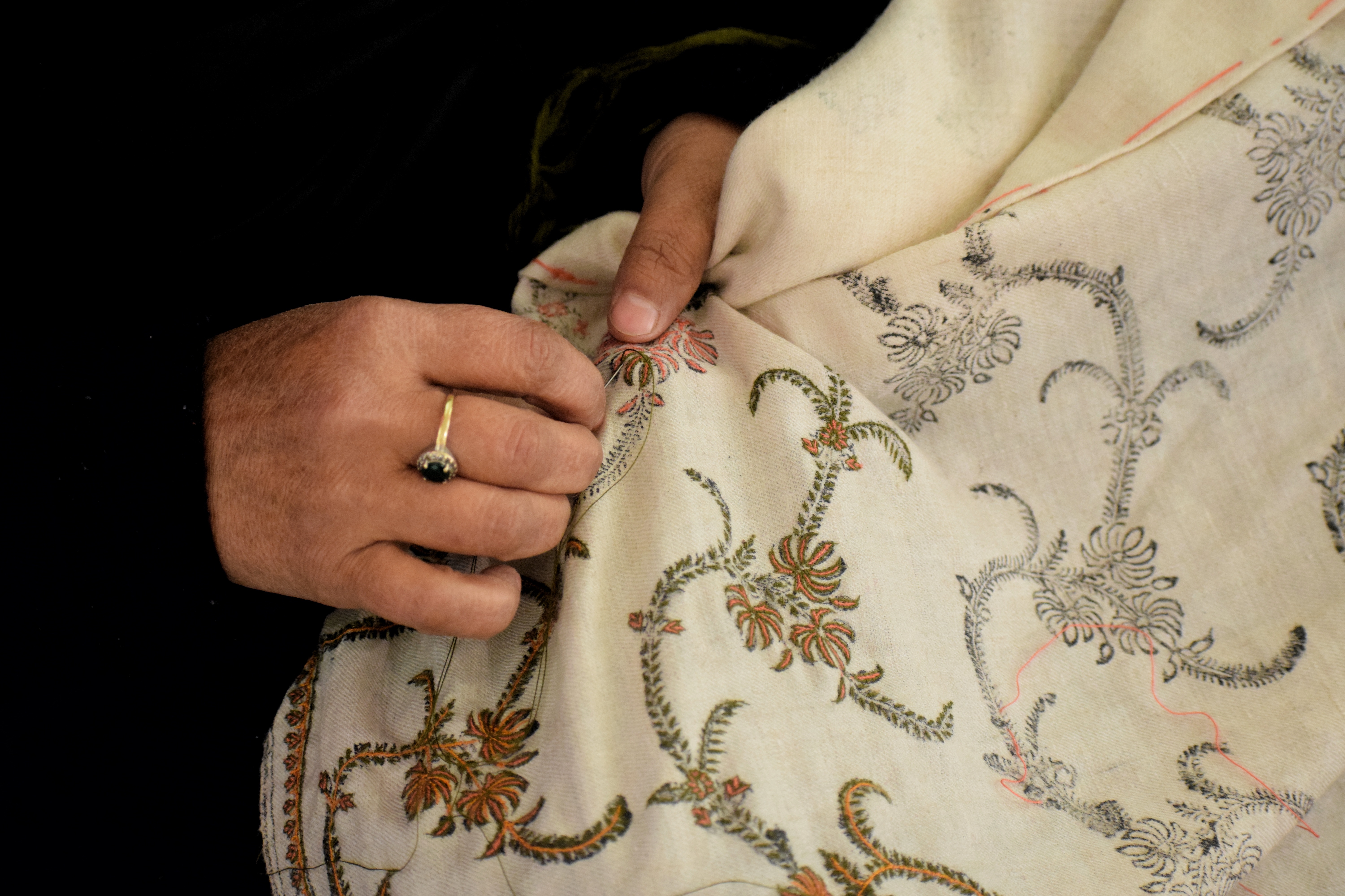 گلدوزی سنتی در کشمیر هند گلدوزی سنتی در کشمیر هند