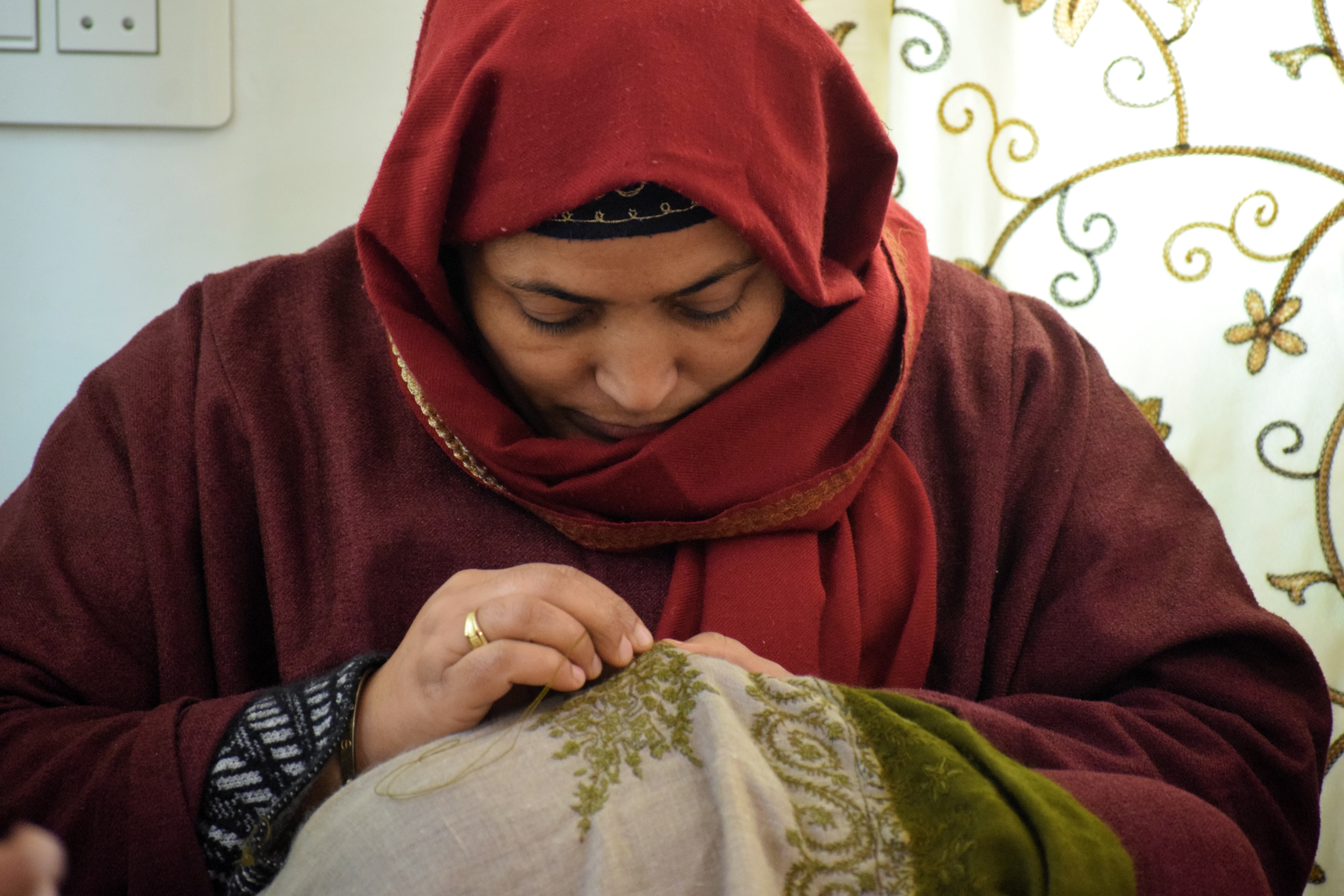 گلدوزی سنتی در کشمیر هند گلدوزی سنتی در کشمیر هند