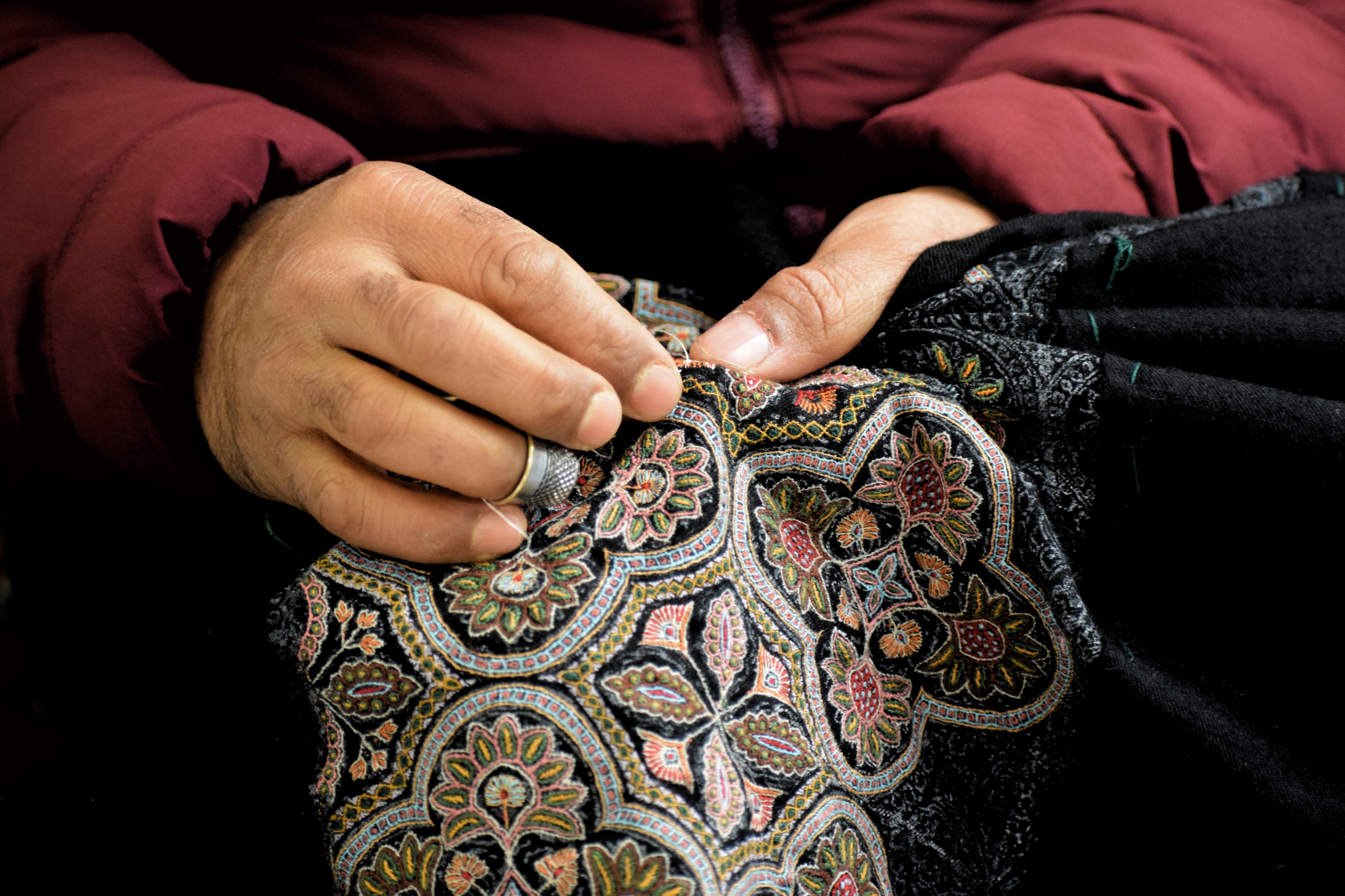 گلدوزی سنتی در کشمیر هند گلدوزی سنتی در کشمیر هند