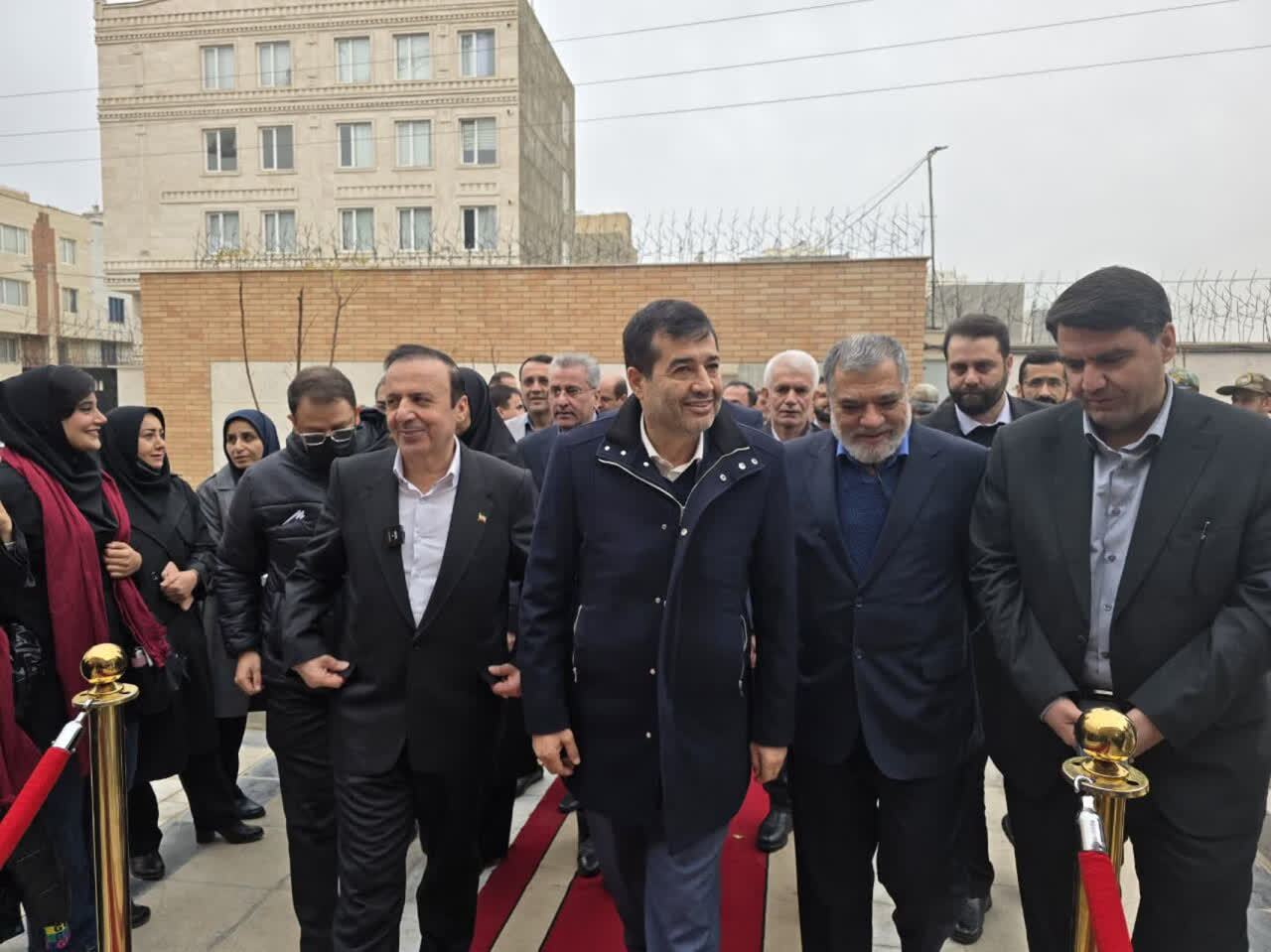 خانه جوان در قزوین با حضور وزیر ورزش افتتاح شد خانه جوان در قزوین با حضور وزیر ورزش افتتاح شد